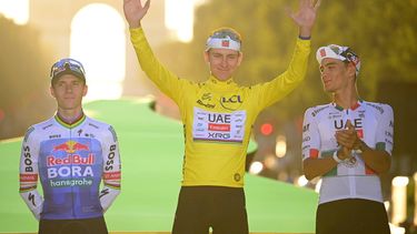 epa13134579 (L-R) Second place in the overall standings Belgian cyclist Remco Evenepoel of Red Bull - Bora - Hansgrohe, overall winner Slovenian cyclist Tadej Pogacar of UAE Team Emirates XRG, and overall third place Mexican cyclist Isaac del Toro of UAE Team Emirates XRG pose on the podium after the 21st and final stage of the Tour de France, 88.7 km route starting and ending in Paris, France, 26 July 2026.  EPA/PAPON BERNARD / POOL