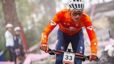 epa12367394 Mathieu van der Poel of Netherlands, in action during the training of the UCI MTB Men Elite Cross Country, XCO at the Mountain Bike World Championship, in Zermatt, Switzerland, 10  September 2025.  EPA/MAXIME SCHMID
