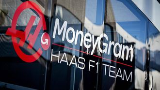 ZANDVOORT - Logo van het Formule 1-team van Haas bij het circuit van Zandvoort. De beslaglegging door voormalige hoofdsponsor Uralkali op al het materieel van het Formule 1-team is nog niet opgeheven. Het betekent dat onder meer dat de trucks en raceauto's na de Dutch Grand Prix het circuit van Zandvoort niet mogen verlaten. ANP REMKO DE WAAL