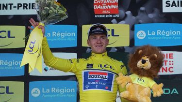 Team Soudal's Belgian rider Remco Evenepoel wearing the overall leader's yellow jersey gestures during the podium ceremony of the fifth stage of the 76th edition of the Criterium du Dauphine cycling race in Saint-Priest, central France, on June 6, 2024. A large swathe of the peloton at the Criterium du Dauphine fell in a giant pile-up on June 6, 2024, with several ambulances attending the injured and race organisers cancelling the day's racing.
Thomas SAMSON / AFP