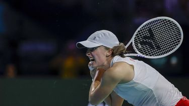 epa11728113 Iga Swiatek of Poland in action during her Singles match against Jessica Paolini of Italy in the Billie Jean King Cup semi-finals matches between Poland and Italy, in Seville, Spain, 18 November 2024.  EPA/Jorge Zapata