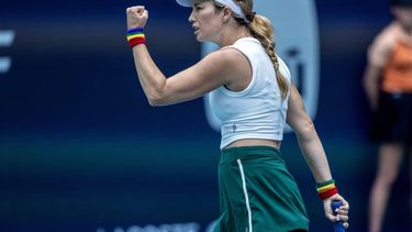 epa11247183 Danielle Collins of the US gestures in celebration as she plays against Caroline Garcia of France during their women's quarterfinal match at the 2024 Miami Open tennis tournament, in Miami, Florida, USA, 27 March 2024.  EPA/CRISTOBAL HERRERA-ULASHKEVICH