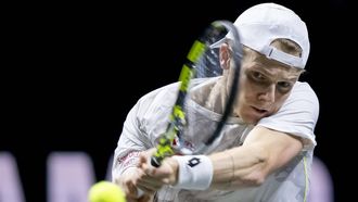 ROTTERDAM - Jesper de Jong in actie tegen Milos Raonic (CAN, niet op foto) op de eerste dag van het tennistoernooi ABN AMRO Open in Ahoy. ANP SANDER KONING