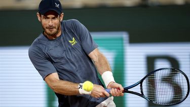 epa11372354 Andy Murray of Great Britain in action during his Men's Singles 1st round match against Stan Wawrinka of Switzerland during the French Open Grand Slam tennis tournament at Roland Garros in Paris, France, 26 May 2024.  EPA/YOAN VALAT