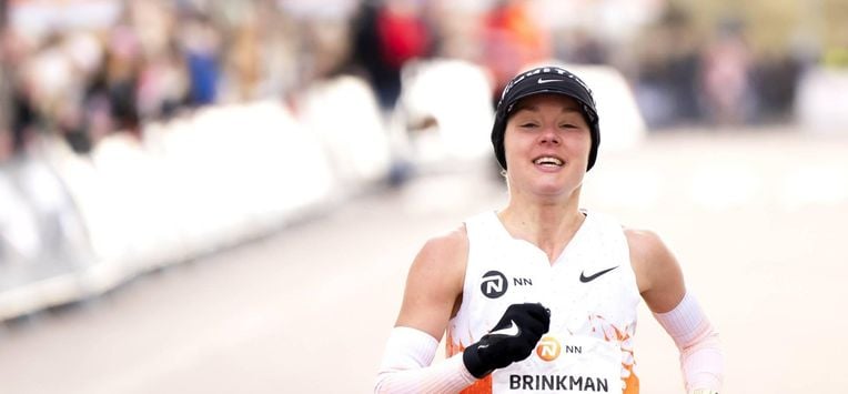 EGMOND AAN ZEE - Nienke Brinkman komt over de finish tijdens de 50e jubileumeditie van de NN Egmond Halve Marathon. De route van deze hardloopklassieker loopt langs de Noord-Hollandse kust en door het Noordhollands Duinreservaat. ANP SANDER KONING