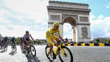 UAE Team Emirates - XRG's Slovenian rider Tadej Pogacar, followed by Red Bull - BORA - hansgrohe team's Belgian rider Remco Evenepoel, cycles past the Arc de Triomphe during the 21st stage of the 113th edition of the Tour de France cycling race, 88,7 km starting and finishing in Paris, on July 26, 2026. 
Anne-Christine POUJOULAT / AFP