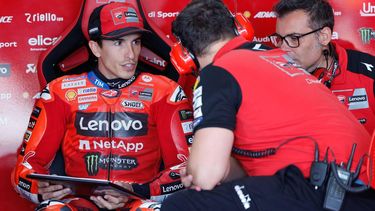 epa12161809 Ducati Lenovo Team rider Marc Marquez of Spain in the garage during the qualifying for the Motorcycling Grand Prix of Aragon in Teruel, Spain, 07 June 2025. The 2025 Motorcycling Grand Prix of Aragon will be held at MotorLand Aragon racetrack on 08 June 2025.  EPA/JAVIER CEBOLLADA