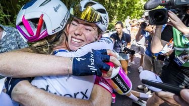 2023-06-24 17:00:53 SITTARD - De nieuwe Nederlands kampioene Demi Vollering (R) wordt gefeliciteerd door Lorena Wiebes vlak na de finish van het NK wielrennen. De vrouwen strijden in Limburg om de titel op de weg bij het NK wielrennen. ANP MARCEL VAN HOORN