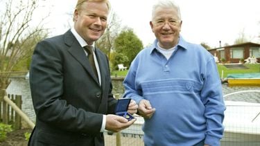 NLD-20050406-LOOSDRECHT: Nol de Ruiter (R), assistent van bondscoach Rinus Michels tijdens het EK voetbal in 1988, krijgt vandaag, op zijn 65e verjaardag, eindelijk zijn medaille uitgereikt door Ronald Koeman (L). Zie bericht SPO dd heden. ANP FOTO/DAVID VAN DAM,NLD-20050406-LOOSDRECHT: Nol de Ruiter (R), assistent van bondscoach Rinus Michels tijdens het EK voetbal in 1988, krijgt vandaag, op zijn 65e verjaardag, eindelijk zijn medaille uitgereikt door Ronald Koeman (L). Zie bericht SPO dd heden. ANP FOTO/DAVID VAN DAM
