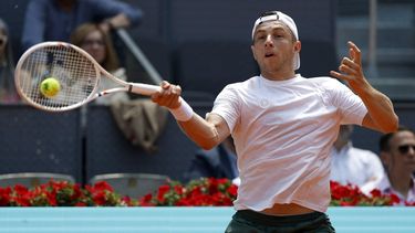 epa12915014 Tallon Griekspoor of Netherlands in action during his third round match against Lorenzo Musetti of Italy at the Madrid Open tennis tournament in Madrid, Spain, 26 April 2026.  EPA/Chema Moya