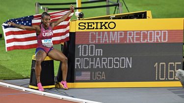 2023-08-21 22:01:35 USA's Sha'Carri Richardson celebrates with a US flag after setting a new championship record and winning the women's 100m final during the World Athletics Championships at the National Athletics Centre in Budapest on August 21, 2023. 
Attila KISBENEDEK / AFP
