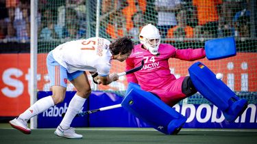 AMSTELVEEN - Duco Telgenkamp (l) van Nederland mist de laatste shoot-out tegen keeper Jean-Paul Danneberg van Duitsland tijdens de FIH Pro League mannenhockey groepswedstrijd in het Wagener Stadion. ANP ROBIN VAN LONKHUIJSEN