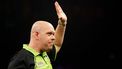 ROTTERDAM - Darter Michael van Gerwen in actie tegen Enelsman Stephen Bunting tijdens de elfde speelronde van de Premier League Darts in Ahoy Rotterdam. ANP BAS CZERWINSKI