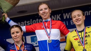 EDE - Kampioen Lorena Wiebes temidden van Charlotte Kool (tweede) (l) en Nienke Veenhoven (derde) tijdens de huldiging na het winnen tijdens de Nederlandse kampioenschappen wielrennen bij de vrouwen op de weg. ANP VINCENT JANNINK