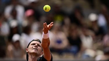 Netherlands' Jesper de Jong serves to Germany's Alexander Zverev during their men's singles match on day 5 of the French Open tennis tournament on Court Simonne-Mathieu at the Roland-Garros Complex in Paris on May 29, 2025. 
JULIEN DE ROSA / AFP