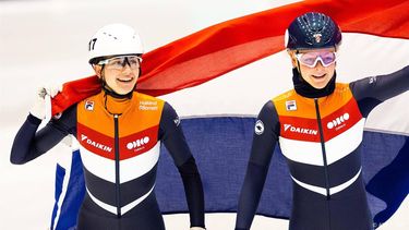 GDANSK - Xandra Velzeboer (r) wint goud en Selma Poutsma zilver op de 500 meter op de tweede dag van de EK shorttrack. ANP IRIS VAN DEN BROEK