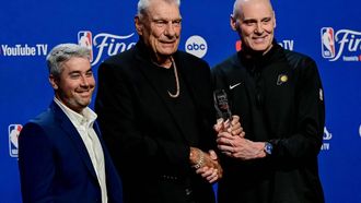 epa12165436 Former NBA player and coach Don Nelson (C) poses with Indiana Pacers head coach Rick Carlisle (R) and David Fogel (L) after Nelson wins the 2025 Chuck Daly Lifetime Achievement Award before game one of the NBA Finals between the Indiana Pacers and the Oklahoma City Thunder in Oklahoma City, Oklahoma, USA, 08 June 2025.  EPA/MANUELA SOLDI SHUTTERSTOCK OUT