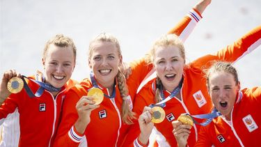 PARIJS - Marloes Oldenburg, Hermijntje Drenth, Tinka Offereins en Benthe Boonstra van de vrouwen vier tijdens de huldiging van hun gouden medaille na afloop van de finale op het olympisch roeitoernooi tijdens de zomerspelen in de Franse hoofdstad. ANP IRIS VAN DEN BROEK