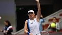 2023-10-06 09:14:55 Poland’s Iga Swiatek celebrates her victory against France´s Caroline Garcia during their women’s singles quarter-final match of the WTA China Open tennis tournament in Beijing on October 6, 2023. 
Pedro PARDO / AFP