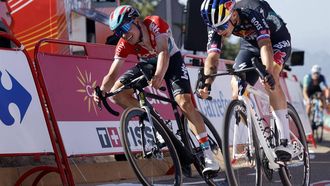 Team Bora's Primoz Roglic (R) crosses the finish line in first place followed by Team Lotto's Lennert Van Eetvelt at the end of the stage 4 of La Vuelta a Espana cycling tour, a 170.4 km race between Plasencia and Pico Villuercas, near the town of Navezuelas in Caceres province, on August 20, 2024.   
OSCAR DEL POZO / AFP