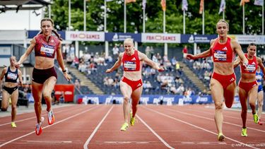 HENGELO - Winnaar Lieke Klaver tijdens 200 meter vrouwen op het NK Atletiek in het FBK stadion. ANP ROBIN UTRECHT