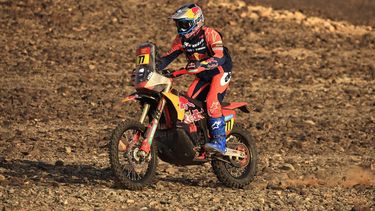 Argentinian biker Luciano Benavides competes during Stage 7 of the Dakar Rally 2025, between Al Duwadimi and Al Duwadimi, Saudi Arabia, on January 12, 2025. 
Valery HACHE / AFP