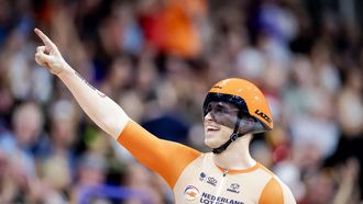 2023-08-07 21:46:45 GLASGOW - Harrie Lavreysen viert zijn winst in de finale op het onderdeel Sprint tijdens de wereldkampioenschappen baanwielrennen. De Schotse stad is van 3 tot en met 13 augustus het toneel van een wereldkampioenschap met meerdere fiets disciplines. ANP ROBIN VAN LONKHUIJSEN