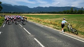 FDJ-SUEZ's Dutch rider Demi Vollering takes a comfort break during the 3rd (out of 9) stage of the fifth edition of the Women's Tour de France cycling race, 156.5 km from Geneva to Poligny, in Poligny, central-eastern France on August 3, 2026. 
NICOLAS TUCAT / AFP