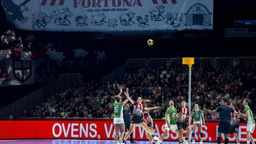 ROTTERDAM - Rosalie Peet van DVO tegen Laura van der Linden van Fortuna tijdens de finale van de Korfbal League in Rotterdam Ahoy. De korfballers van DVO uit Bennekom veroverden voor het eerst de Nederlandse titel in de zaal. RONALD HOOGENDOORN / ANP
