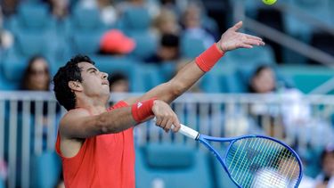 epa11979589 Jaume Munar of Spain in action against Daniil Medvedev of Russia during their Men’s Singles second round match at the 2025 Miami Open tennis tournament, in Miami, Florida, USA, 21 March 2025.  EPA/CRISTOBAL HERRERA-ULASHKEVICH
