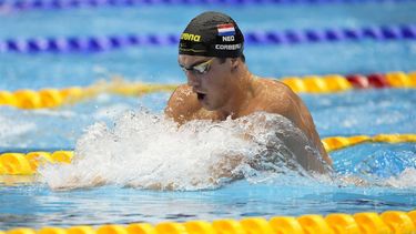 2023-07-27 20:47:25 epa10771738 Caspar Corbeau of the Netherlands competes in the Men's 200m Breaststroke semifinal of the Swimming events during the World Aquatics Championships 2023 in Fukuoka, Japan, 27 July 2023.  EPA/FRANCK ROBICHON