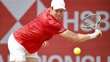 epa13038881 Botic van de Zandschulp of the Netherlands in action during his men's singles first-round match against Harry Wendelken of Britain at the Queen's Club Championships tennis tournament in London, Britain, 15 June 2026.  EPA/TOLGA AKMEN