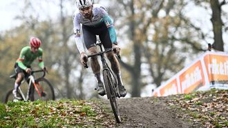 Dutch rider Joris Nieuwenhuis competes during the men's elite race at the Merksplas cyclocross event part of the Superprestige competition, in Merksplas, on November 15, 2025. 
JASPER JACOBS / Belga / AFP