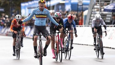epa11630411 Lotte Kopecky of Belgium celebrates winning the Women Elite Road Race at the 2024 UCI Road and Para-cycling Road World Championships in Zurich, Switzerland, 28 September 2024.  EPA/Til Buergy