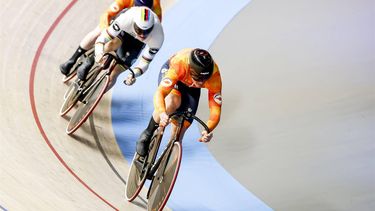 HEUSDEN-ZOLDER - Baanwielrenners Tijmen van Loon, Harrie Lavreysen en Loris Leneman in actie op de teamsprint kwalificatie tijdens de eerste dag van de Europese kampioenschappen baanwielrennen in Belgie. ANP BAS CZERWINSKI