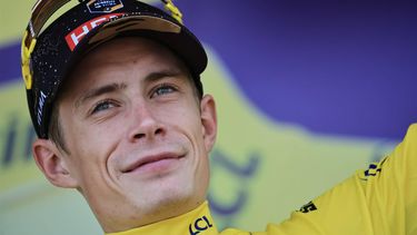 2023-07-20 18:04:36 epa10758372 Danish rider Jonas Vingegaard of team Jumbo-Visma celebrates on the podium retaining the overall leader's yellow jersey after the 18th stage of the Tour de France 2023, a 185kms race from Moutiers to Bourg-en-Bresse, France, 20 July 2023.  EPA/CHRISTOPHE PETIT TESSON