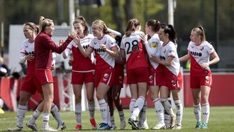 UTRECHT - Amber Visscher of FC Utrecht vrouwen viert de 2-1 tijdens de Nederlandse Azerion vrouwen eredivisie wedstrijd tussen FC Utrecht en FC Twente op Sportcomplex Zoudenbalch op 21 april 2024 in Utrecht, Nederland. ANP JEROEN PUTMANS