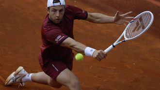 epa12057111 Tallon Griekspoor of the Netherlands in action against Jack Draper of Britain during their second round match at the Madrid Open tennnis tournament in Madrid, Spain, 26 April 2025.  EPA/JUANJO MARTIN