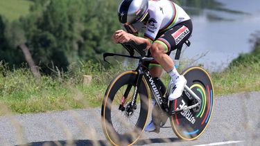 Team Soudal's Belgian rider Remco Evenepoel competes in the fourth stage of the 76th edition of the Criterium du Dauphine cycling race, 34,4km individual time trial between Saint-Germain-Laval and Neulise, central France, on June 5, 2024. 
Thomas SAMSON / AFP