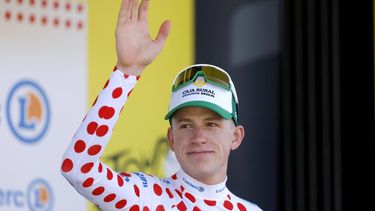 epa13089308 Dutch cyclist Alex Molenaar of Caja Rural - Seguros RGA celebrates on the podium wearing the best climber Polka Dot Jersey after the 2nd stage of the Tour de France cycling tour, a 168.5 km race from Tarragone to Barcelona, Spain, 05 July 2026.  EPA/GUILLAUME HORCAJUELO