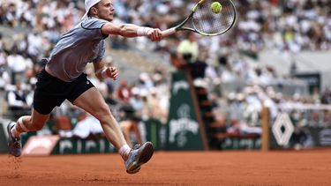Netherlands' Jesper de Jong plays a forehand return to Germany's Alexander Zverev during their men's singles match on day 8 of the French Open tennis tournament on Court Philippe-Chatrier at the Roland-Garros Complex in Paris on May 31, 2026. 
Anne-Christine POUJOULAT / AFP