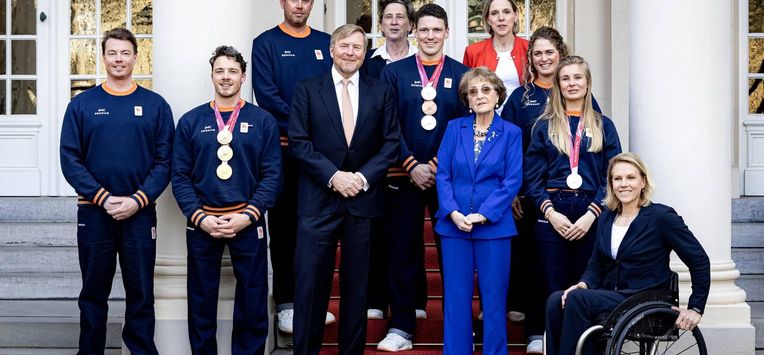 DEN HAAG - Niels de Langen, Jeroen Kampschreur en Lisa Bunschoten-Vos samen met koning Willem-Alexander en prinses Margriet tijdens de ontvangst op Paleis Noordeinde van de medaillewinnaars van de Paralympische Winterspelen 2026 in Milaan en Cortina d’Ampezzo. RAMON VAN FLYMEN / ANP
