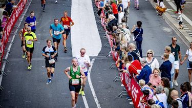 ZAANDAM - Deelnemers aan de recreatieloop tijdens de 37e editie van de Dam tot Damloop. ANP ROBIN UTRECHT