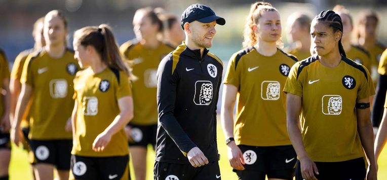 ZEIST - Bondscoach Arjan Veurink tijdens een training voorafgaand aan de WK-kwalificatiewedstrijd van de Nederlandse voetbalsters tegen Polen. KOEN VAN WEEL / ANP