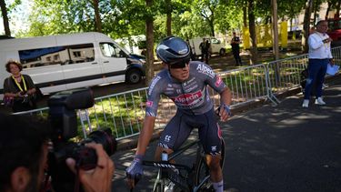 epa11457470 Belgian rider Jasper Philipsen of Alpecin - Deceuninck reacts after finishing in second place following Dutch rider Dylan Groenewegen of Team Jayco AlUla during the sixth stage of the 2024 Tour de France cycling race over 163km from Macon to Dijon, France, 04 July 2024.  EPA/DANIEL COLE / POOL