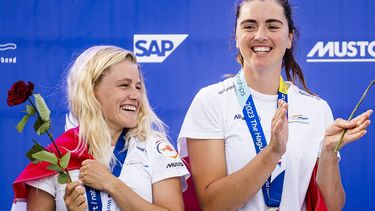 2023-08-18 18:26:11 SCHEVENINGEN - Odile van Aanholt en Annette Duetz van Nederland tijdens de medailleceremonie na het winnen van zilver op het onderdeel 49er FX tijdens de achtste dag van de wereldkampioenschappen zeilen. ANP SEM VAN DER WAL