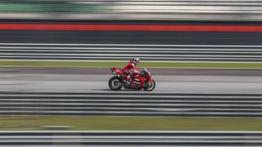 epa11132968 Italian MotoGP rider Enea Bastianini of Ducati Lenovo Team in action during Sepang MotoGP Official Test day 2 at  Petronas Sepang International Circuit, Malaysia, 07 February 2024.  EPA/FAZRY ISMAIL