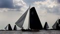 SNEEK - Skutsjes in actie tijdens de laatste dag. Het skutsje van Grou heeft vrijdag het SKS-kampioenschap skutsjesilen 2009 gewonnen. Schipper Douwe Visser wist bij de dagwedstrijd op het Snekermeer concurrenten Heerenveen en Sneek voor te blijven en werd tweede. Bolsward behaalde, net als woensdag in de Lemster baai, de dagoverwinning. ANP HOGE NOORDEN