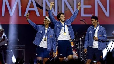 PARIJS - Worthy de Jong, Jan Driessen en Arvin Slagter worden gehuldigd, na het winnen van de gouden medaille op de Olympische Spelen. De ploeg versloeg gastland Frankrijk tijdens het 3x3-basketbaltoernooi. ANP IRIS VAN DEN BROEK