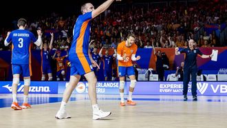 2023-06-25 17:36:46 ROTTERDAM - Maarten van Garderen van Nederland, Wouter ter Maat van Nederland, Robbert Andringa van Nederland en Coach Roberto Piazza van Nederland vieren een punt tijdens de Nations League volleybalwedstrijd tussen Nederland en Servië. ANP SEM VAN DER WAL